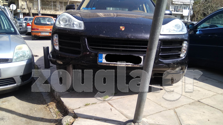 Θεσσαλονίκη: Πήγε να παρκάρει αλλά… έπεσε σε κολωνάκι